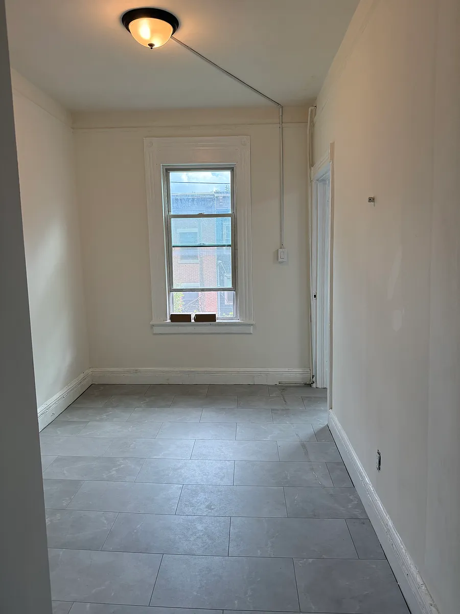 Building Photo - 204 3rd St