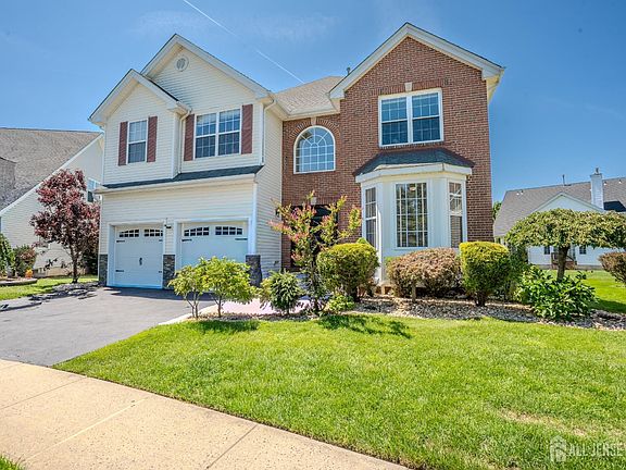 4th image of 8 Jumping Brook Ct
