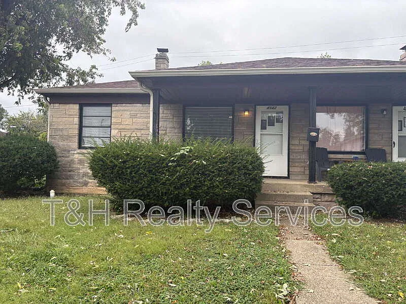2 bed, 1.0 bath, 1440 sqft, $1,350 — Photo 1