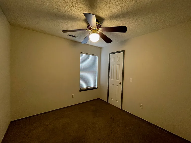1302 Spriggs Ct — Photo 6