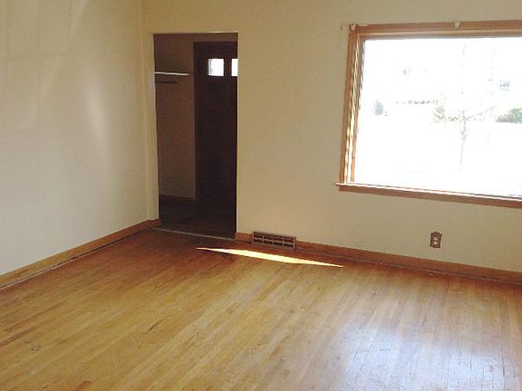 3rd image of 744 Keen Ave