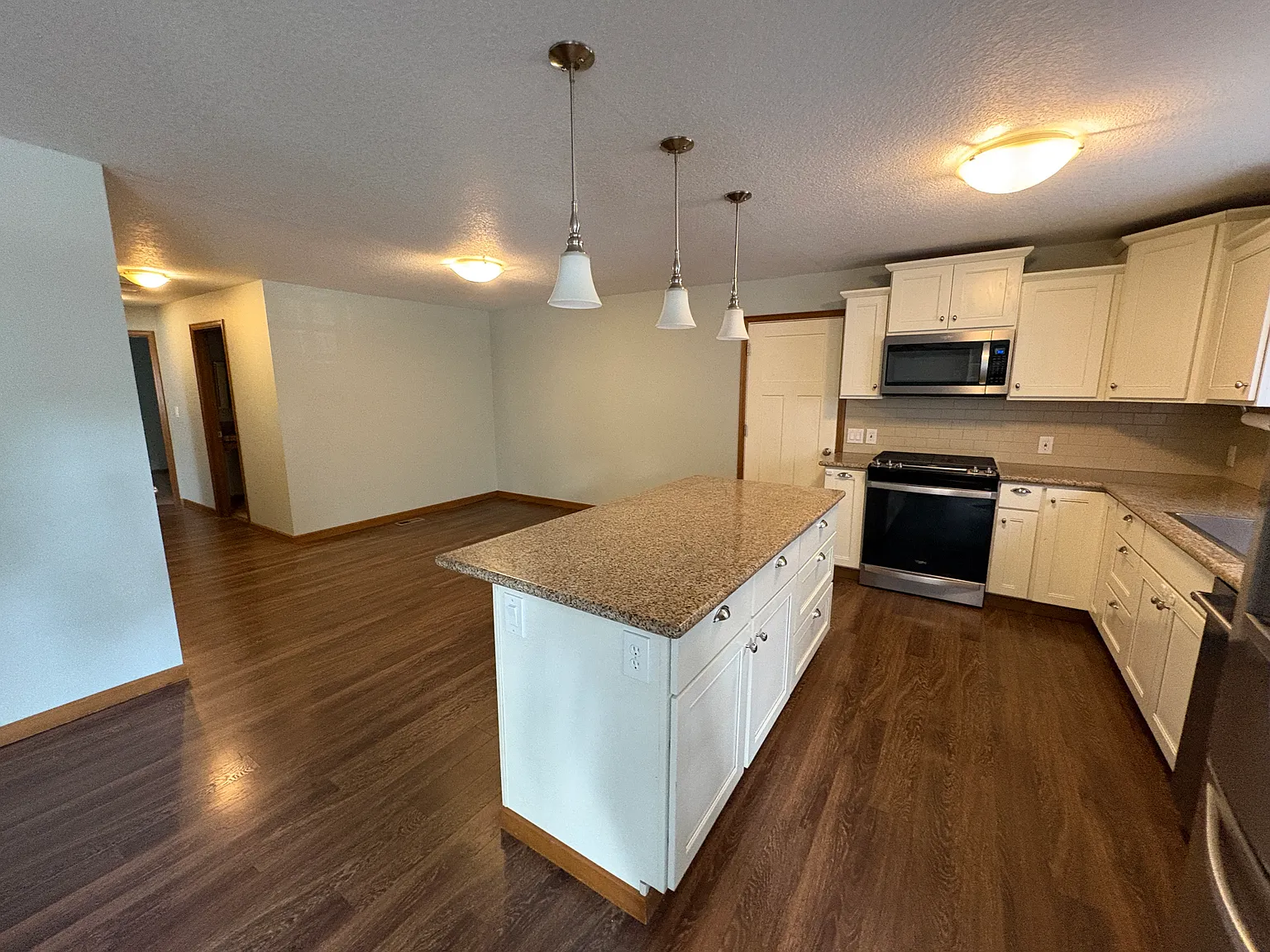 3 bed, 1316 sqft, $3,395 — Photo 3