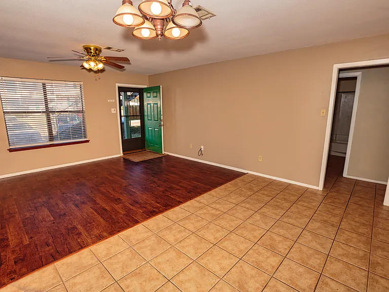 4133 NE Stallings Dr — Photo 3