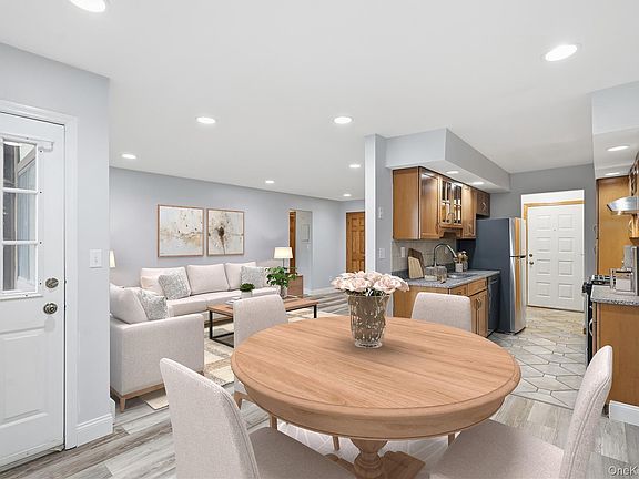 4th image of 82 Foxwood Cir