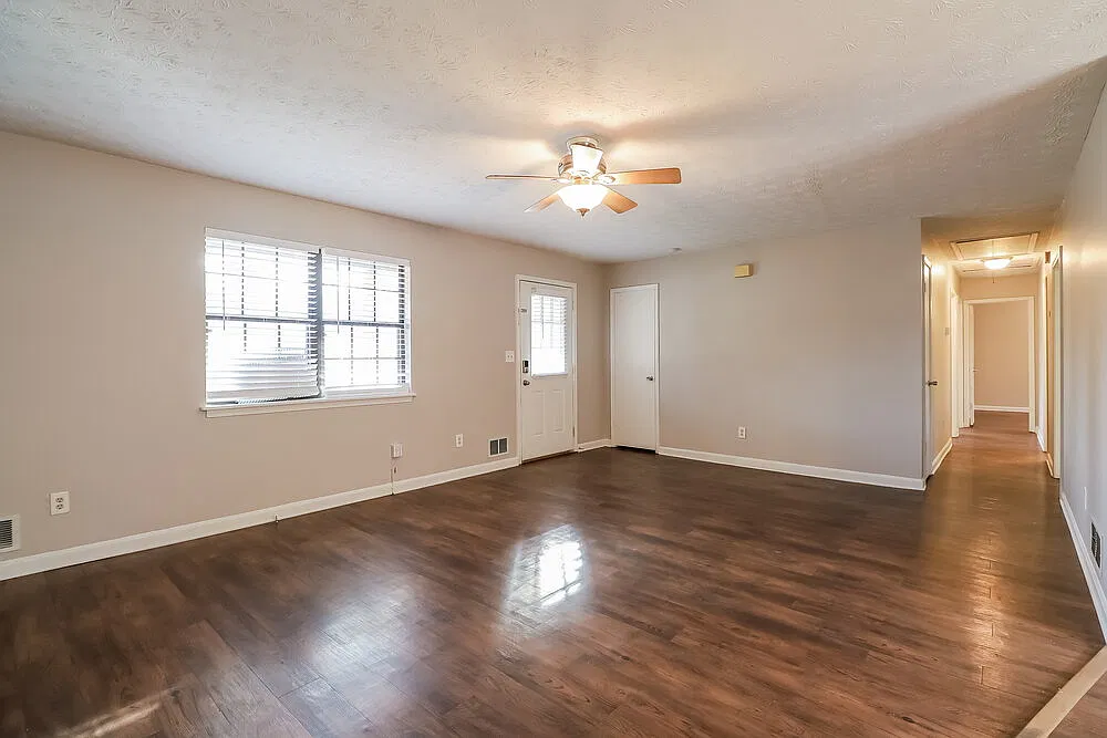 3 bed, 2.0 bath, 1244 sqft, $1,605 — Photo 4
