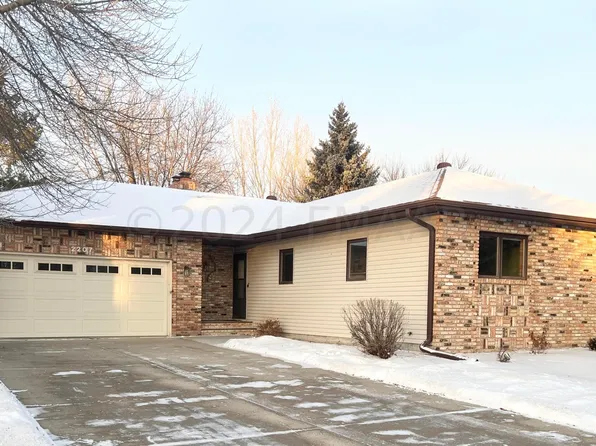 2207 35th Ave S, Fargo, ND 58104