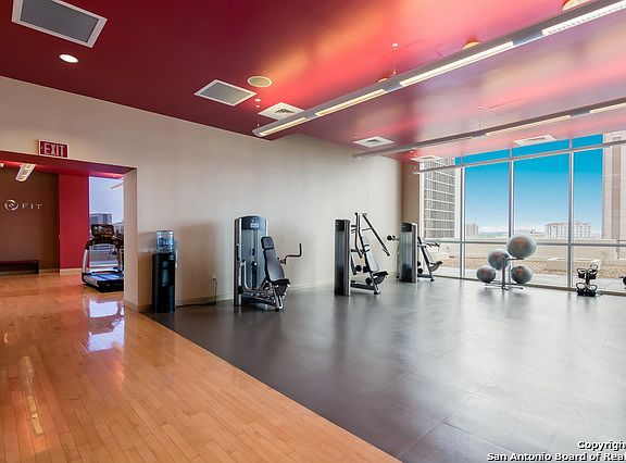 4th image of 600 E Market St