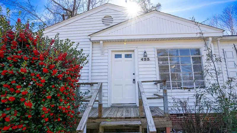 433 Lawrence Rd