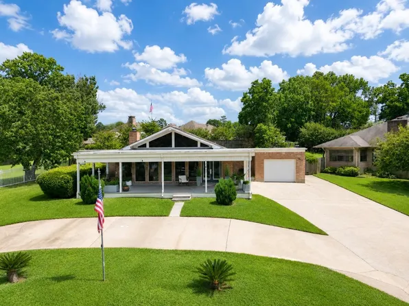 1617 Green Briar Dr, Huntsville, TX 77340