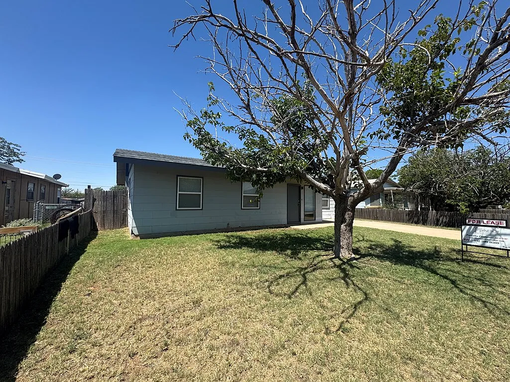 4 bed, 2.0 bath, 1212 sqft, $1,800 — Photo 2