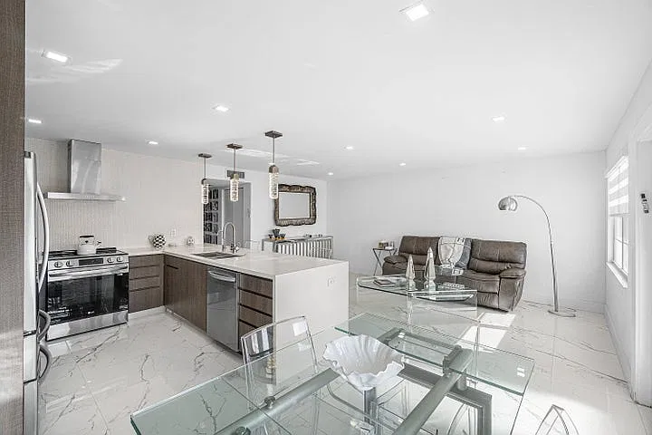 2 bed, 896 sqft, $3,000 — Photo 2