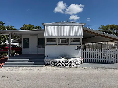 820 SW 1st Pl Photo 1