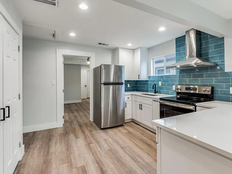 423 Avenue G — Photo 5