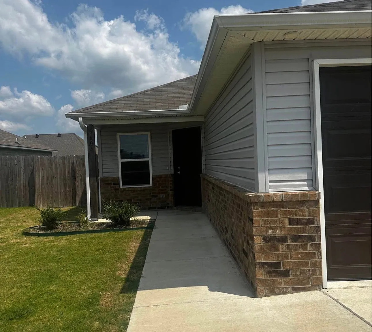 3bed 2 bath located Valley view — Photo 1