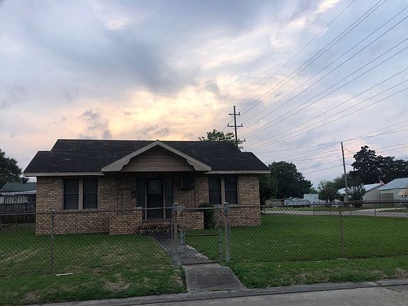 2nd image of 421 Daigre St