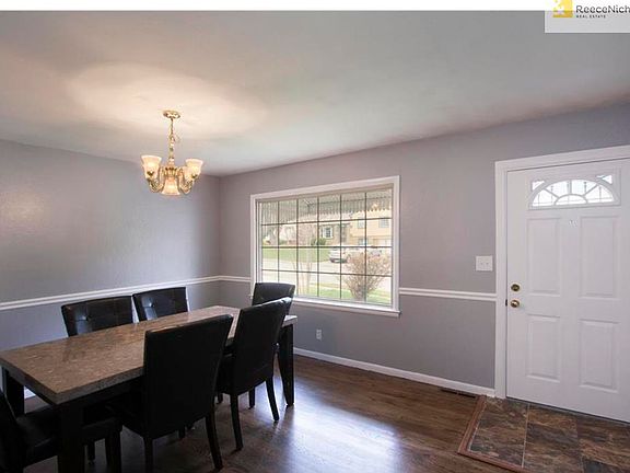 BEAUTIFUL FORMAL DINING ROOM!