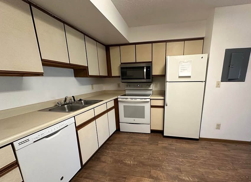 1st image of 404 Peterson St