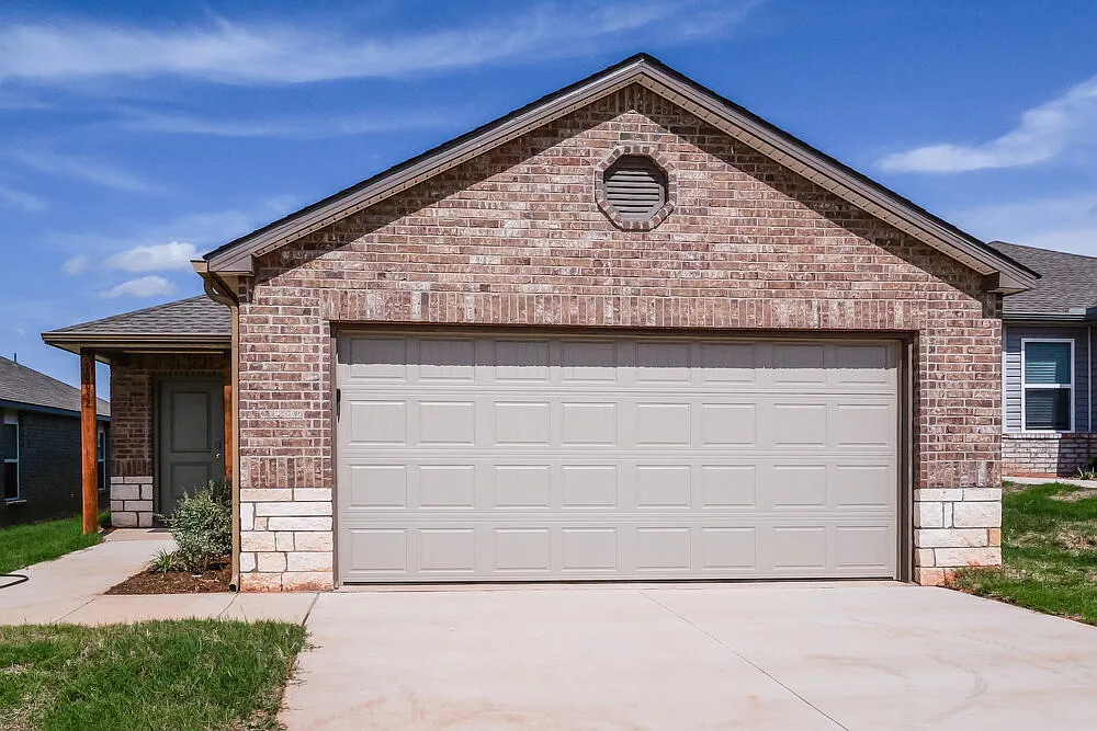 3 bed, 2.0 bath, 1402 sqft, $2,210 — Photo 1