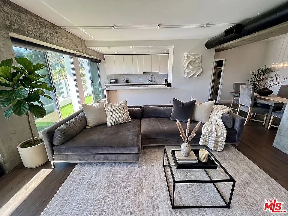 2 bed, 1350 sqft, $9,495 — Photo 3