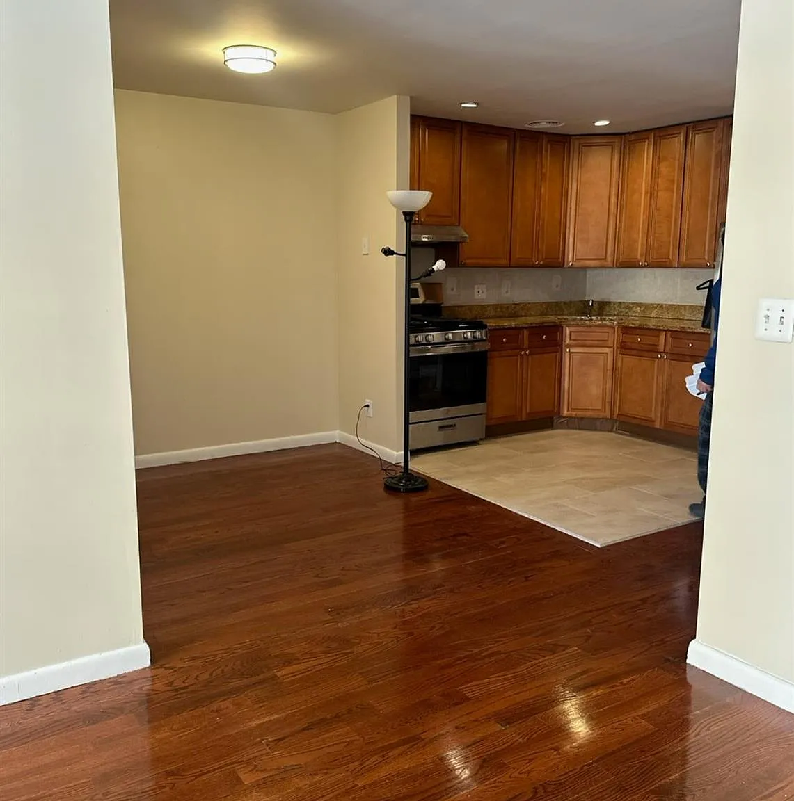 3 bed, 1.0 bath, 1040 sqft, $3,750 — Photo 3