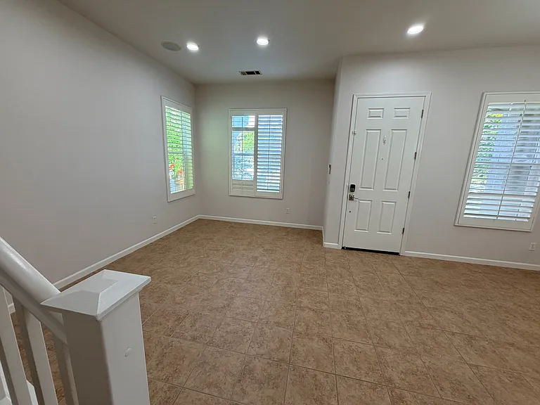 5780 Shadow Hill Dr — Photo 3