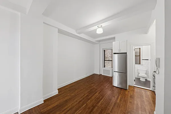 19 West 69th Street #204
