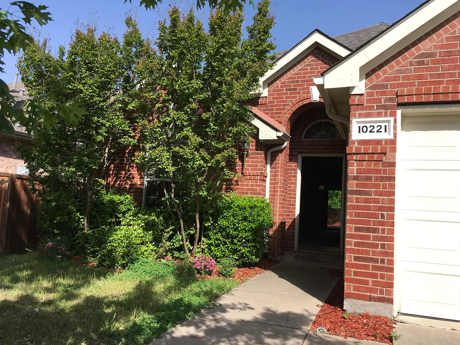 4 bed, 1900 sqft, $2,500 — Photo 1