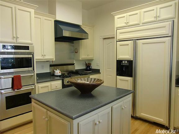 2nd image of 3217 Lago Vista Dr