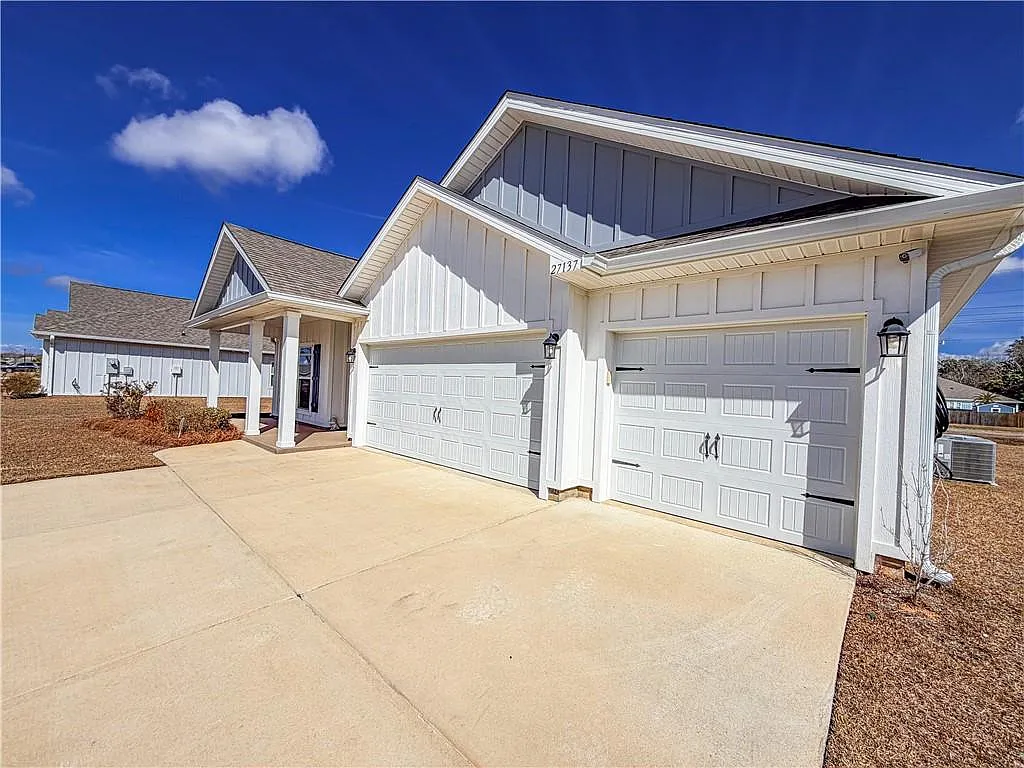 4 bed, 3.0 bath, 2304 sqft, $2,295 — Photo 2