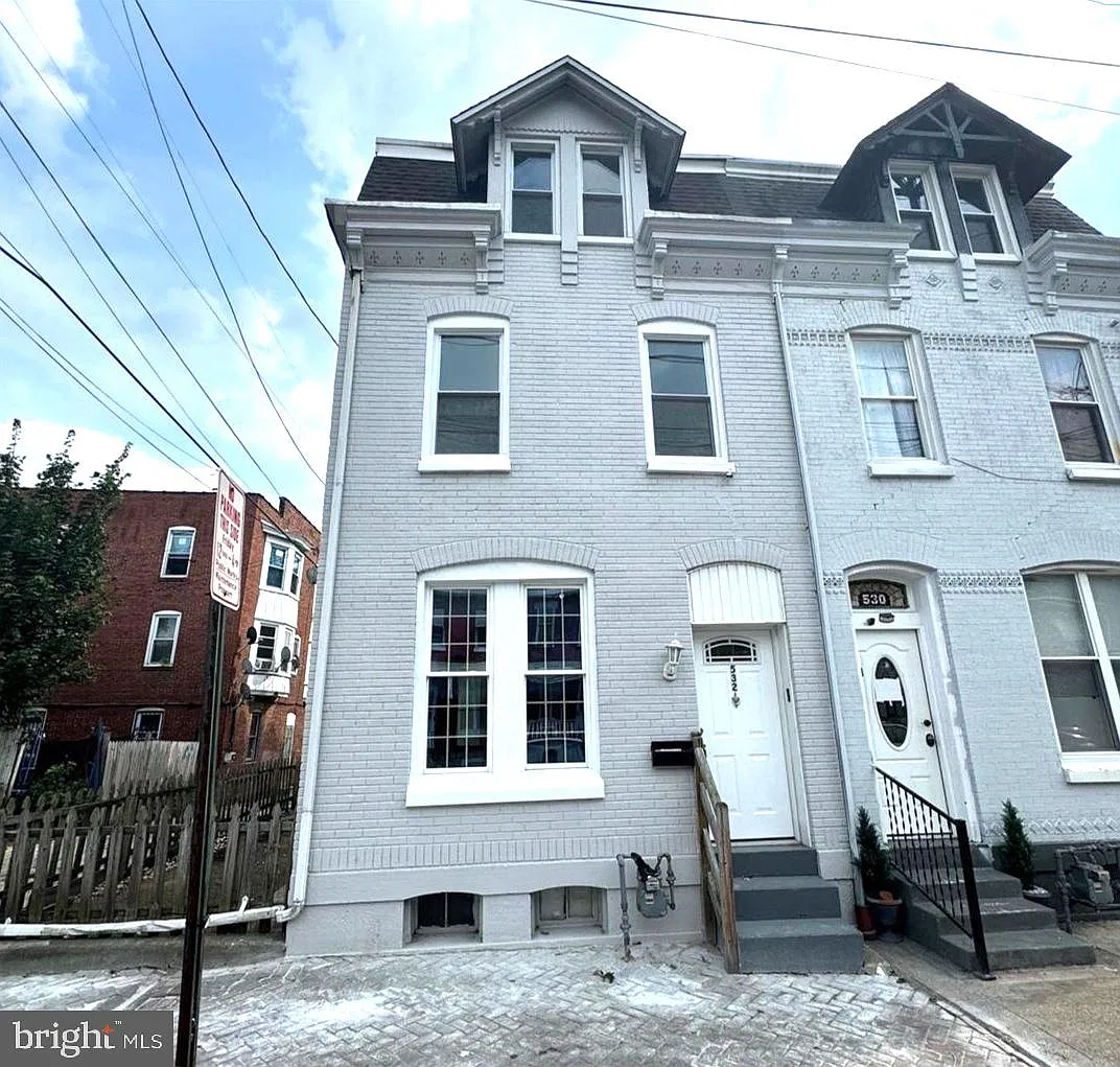5 bed, 1.0 bath, 1784 sqft, $1,990 — Photo 2