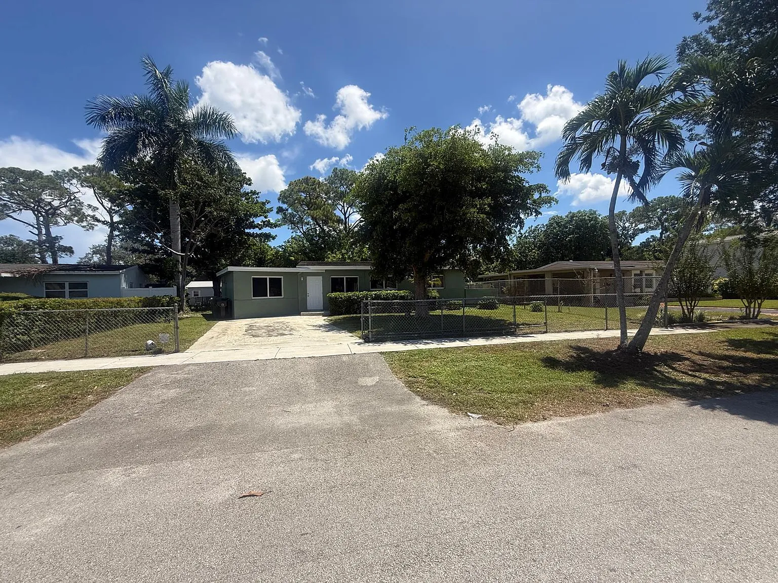 4 bed, 1.0 bath, 1413 sqft, $2,900 — Photo 2