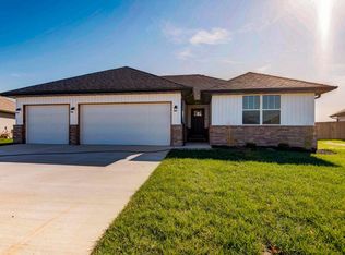 861 S Parkside Cir, Nixa, MO 65714