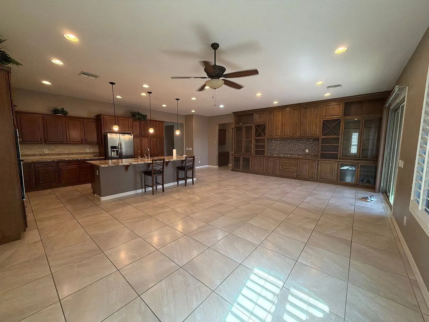 3 bed, 3.0 bath, 2429 sqft, $2,400 — Photo 4