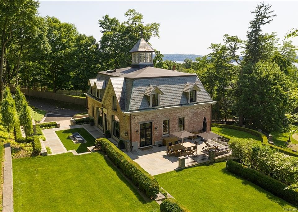 Beautifully renovated Carriage House with breathtaking Hudson River views!
