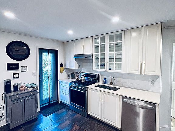 3rd image of 231 Vernon Ave #1