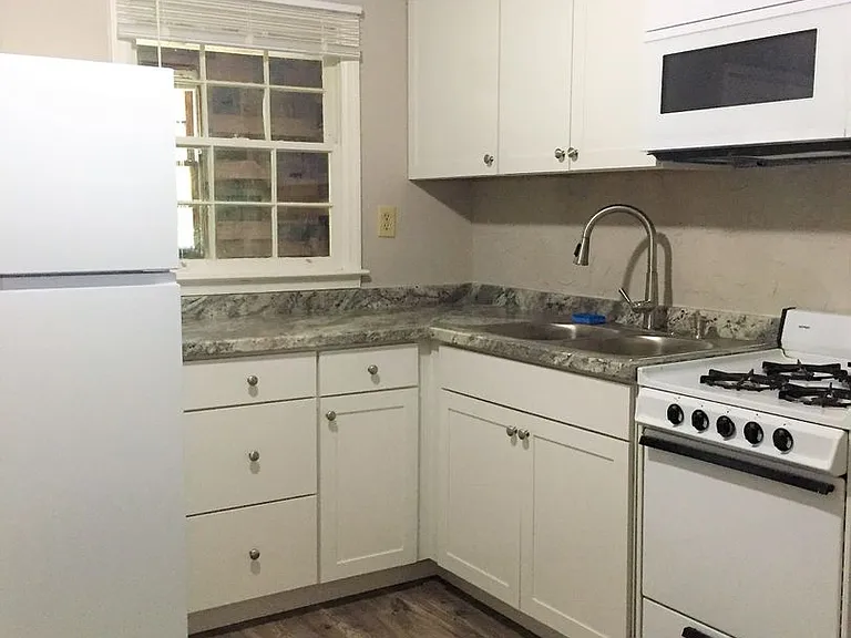 210 Lakewood Dr SE — Photo 4