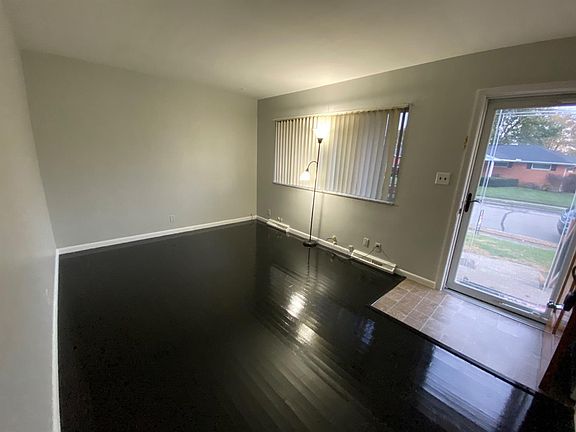 2nd image of 409 Mary Lane Cir