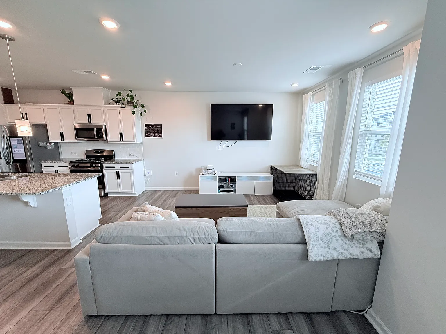 3 bed, 1967 sqft, $3,000 — Photo 2