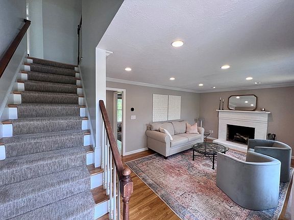 5th image of 4 Whites Pond Dr