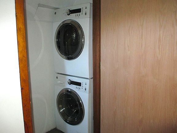 IN-UNIT LAUNDRY!