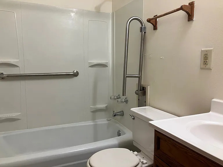 313 E Market St — Photo 1