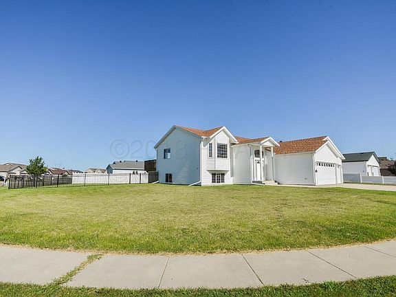4th image of 1043 Parkway Ln