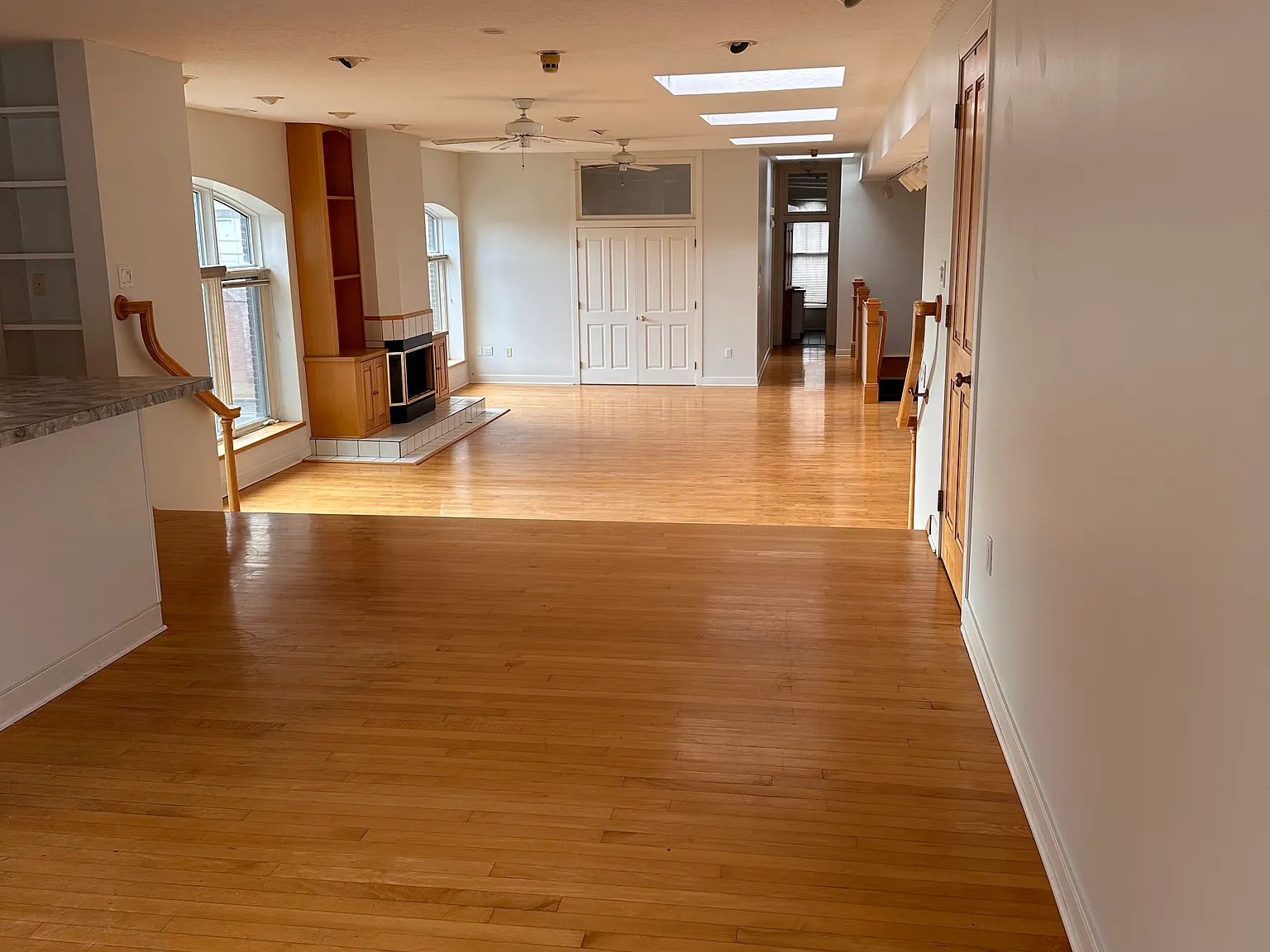 2 bed, 1.5 bath, 1920 sqft, $1,800 — Photo 3
