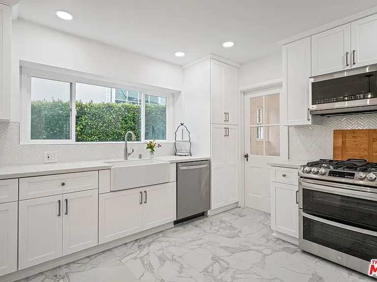 10527 Le Conte Ave — Photo 16