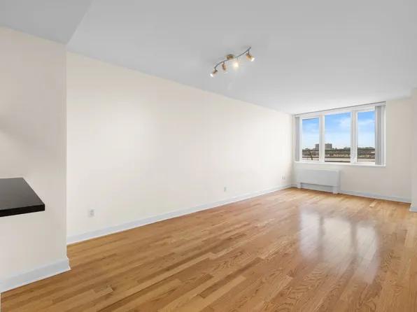 120 Riverside Boulevard image 4 of 17