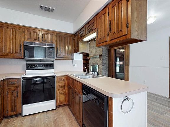5th image of 107 S Crestwood Blvd