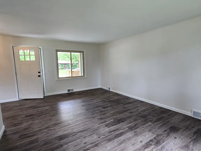906 W Walnut St — Photo 3
