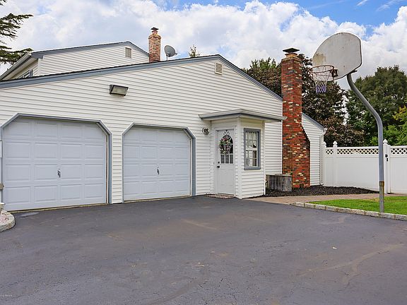 4th image of 39 Hutchinson Dr