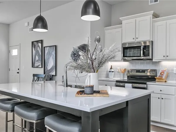 131 S Diane Dr, Olathe, KS 66061