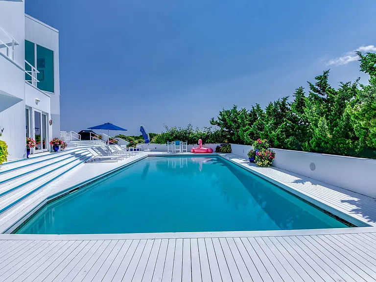 179 Mid Ocean Dr — Photo 4